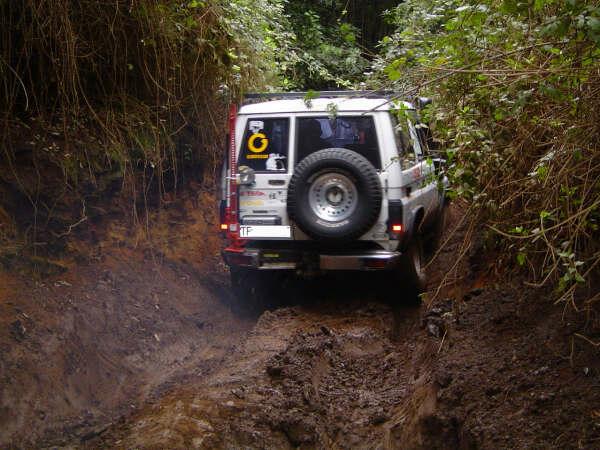 Toyota Land Cruiser LJ70 subiendo trialera